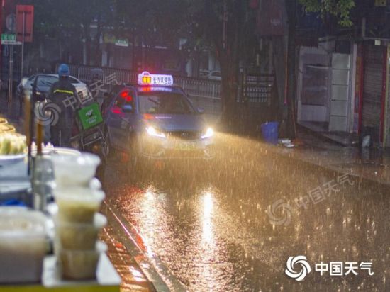江南等地暴雨连连 华北开启入夏进程