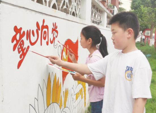 5月29日，滁州市南谯区银西社区举办“童心向党 欢庆‘六一’”活动，小朋友们围绕纪念建党100周年主题，用手中的笔画出一幅幅精美墙画。 通讯员 董超 王冠芳 摄