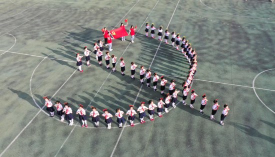 排列成党徽的图案。陈明摄