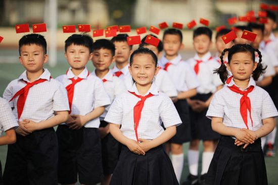 传唱红色童谣。周汉摄