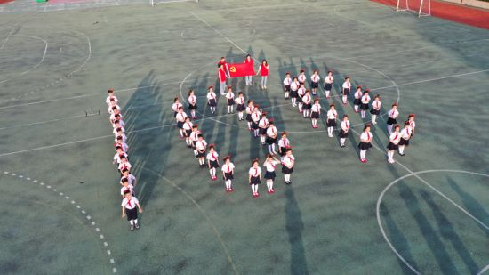 传唱红色童谣。周汉摄