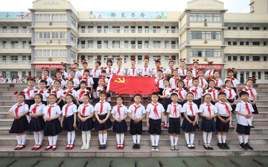 传唱红色童谣。周汉摄