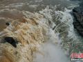 山西吉县：黄河壶口瀑布现“半清半浊”景观