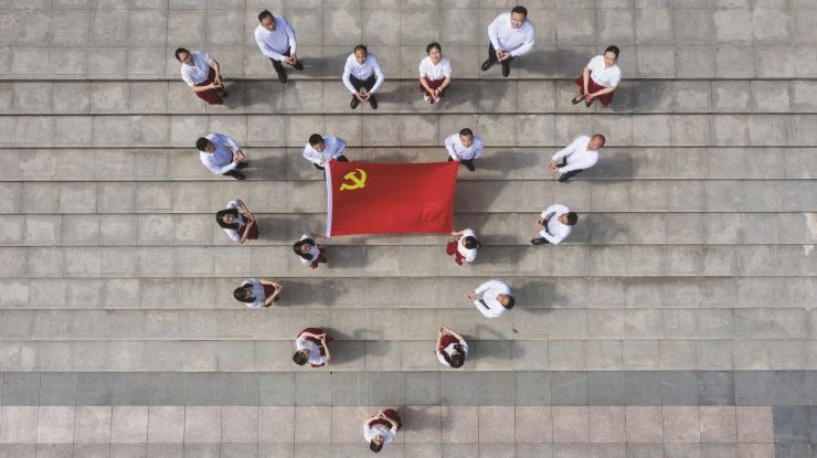 我与党旗合个影