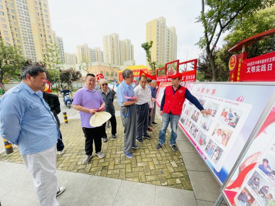 工作人员讲解寻亲事迹