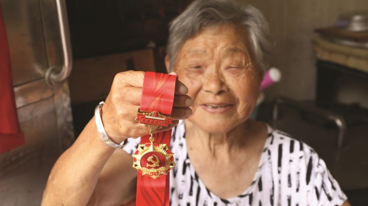  天长颁发“光荣在党50年”纪念章