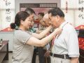 颁发纪念章 致敬老党员