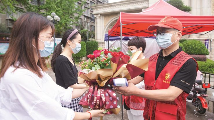 防疫志愿者 执勤迎七夕