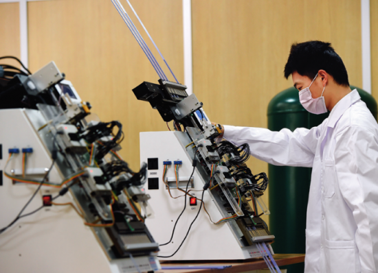 2020年4月18日，在合肥恒烁半导体有限公司，工作人员对芯片进行测试 周牧摄 / 本刊