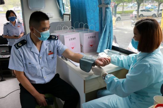 连续8年坚持献血的志愿者在进行身体检查
