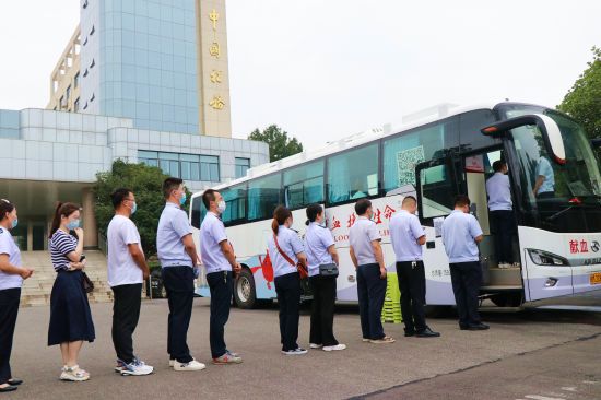 志愿者排队进行登记、检查和献血