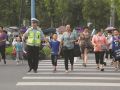 来安交警护航学生过马路