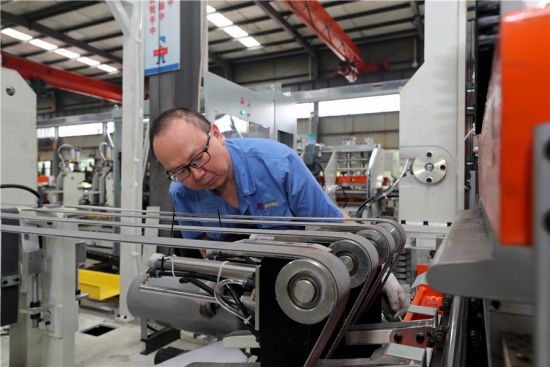 9月7日，在安徽全椒经济开发区，工人在一家装备制造企业加工制作冷柜生产线。沈果摄