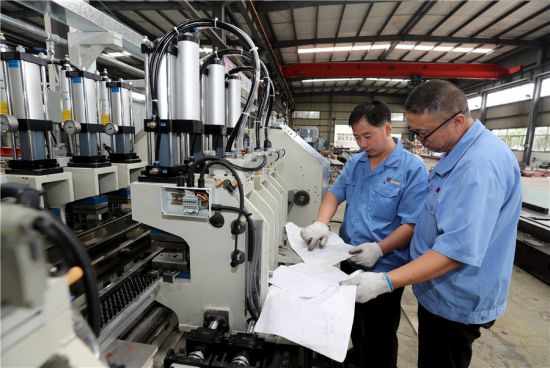 9月7日，在安徽全椒经济开发区，工人在一家装备制造企业加工制作冷柜生产线。沈果摄