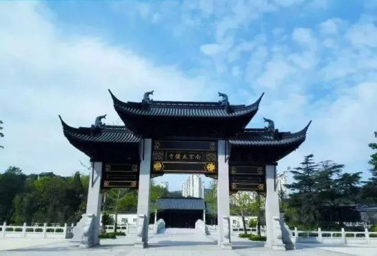 丰乐亭建成后，欧阳修常来亭中饮酒、题吟、会友，与民同乐，并命其幕僚谢判官在幽谷 “杂植花卉”。亭中存有许多碑文石刻，其中首推苏东坡所书《丰乐亭记》石刻。其他著名的石刻有明代天启元年（1621年）滁州判官尹梦璧所作的“滁州十二景”诗画。丰乐亭为16立柱挑檐翘角的四方亭，与醉翁亭一样，丰乐亭堪称我国亭中之秀。南京太仆寺朱元璋在建立明朝之前，已痛感马匹的不足，在南京登基之后，令江淮地区大量繁养马匹，并在滁州设置群牧监。洪武六年（1373）二月，朱元璋下诏在滁州建立太仆寺，命应天、庐州、镇江、凤阳等府，滁州、和州等地军民负责养马。位于滁州的太仆寺是明朝最早建立的马政机构，隶属于兵部，专门管理马政。