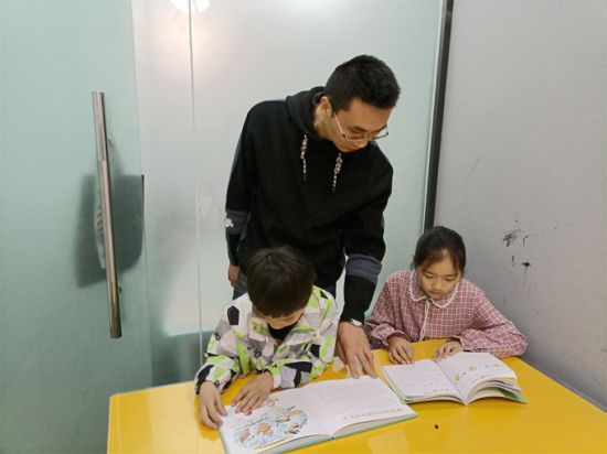 1633741064584015392.jpg 爸爸辅导功课.jpg