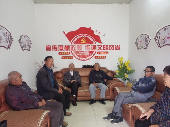 东陵村道德评议会正在评议村先进典型