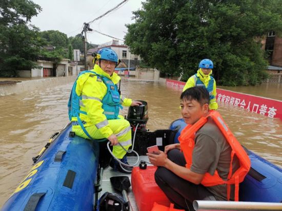 张莹（左一）开展救援转移。凤阳县委宣传部供图