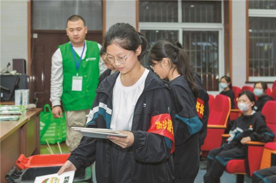 市城管局志愿者进校园开展&ldquo;垃圾分类&rdquo;宣传