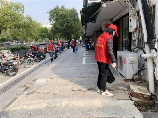 志愿者沿包保路段开展&ldquo;双捡&rdquo;志愿服务