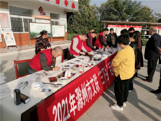 书画艺术家现场为村民创作书画作品