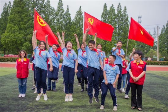 学生和供电公司志愿者共唱《我和我的祖国》