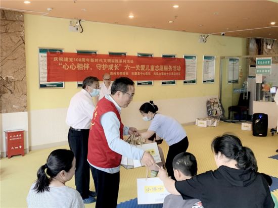 市供销社党员志愿者看望困难儿童