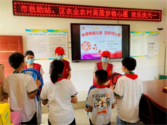 市救助管理站志愿者圆梦困境儿童“微心愿”