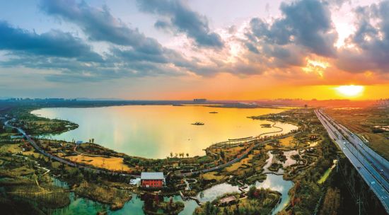 明湖落日洒金辉(三等奖) 朱 劲/摄