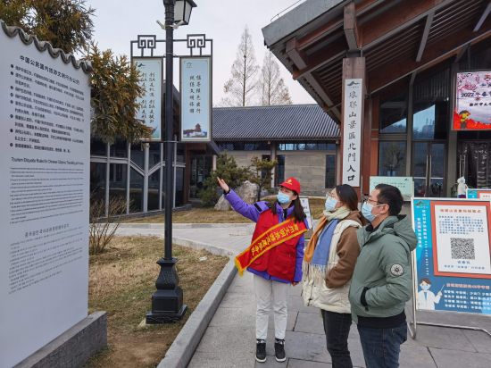 <p>2022年春节假期，市琅管委联合市文化和旅游局、琅琊区古道社区、南谯区徐岗社区，在琅琊山风景区北门游客服务中心入口开展“壬寅年新气象，文明游我先行”志愿宣传服务活动，文明旅游志愿者在《中国公民国内旅游文明行为公约》《游客须知》前，引导游客从自身做起，遵守景区规定，自觉文明旅游</p>