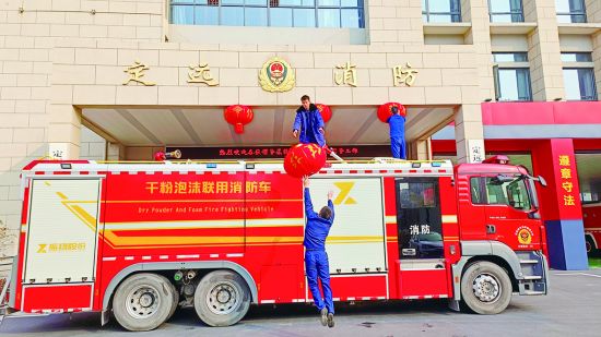 消防员喜气洋洋挂彩灯