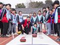 体验旱地冰壶 感受冬奥魅力