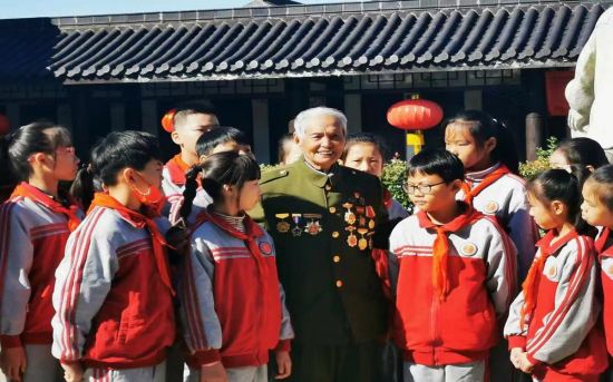 李元忠在学校做红色宣讲