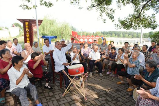 刘学文在给村民唱大鼓