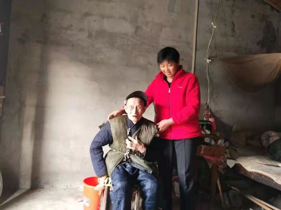 苏显梅搀扶盲人邻居