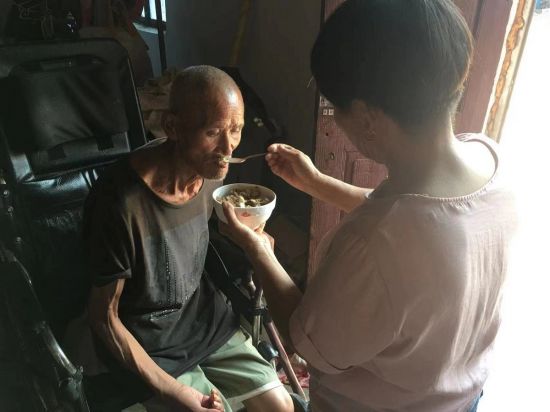 陶家兰在给大哥喂饭