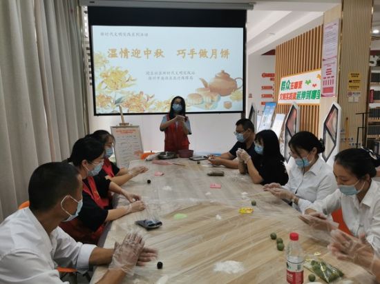 2022年9月8日,同乐社区组织开展“温情迎中秋 巧手做月饼”主题活动3(拍摄者:张子悦,拍摄单位:同乐社区).jpg