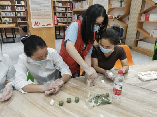 2022年9月8日,同乐社区组织开展“温情迎中秋 巧手做月饼”主题活动(拍摄者:张子悦,拍摄单位:同乐社区).jpg