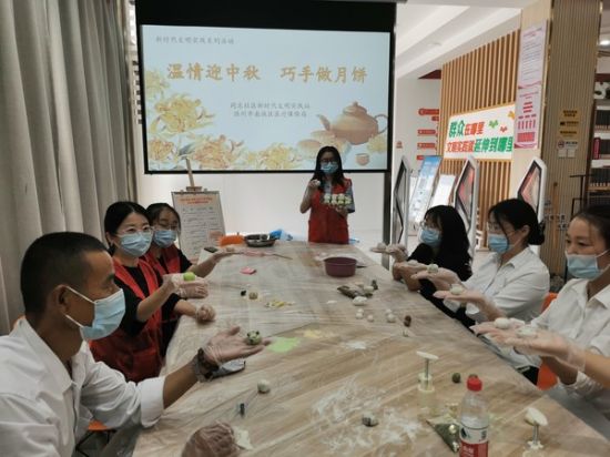2022年9月8日,同乐社区组织开展“温情迎中秋 巧手做月饼”主题活动1(拍摄者:张子悦,拍摄单位:同乐社区).jpg
