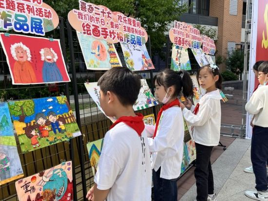 学生观看重阳节主题绘画手抄报作品展.jpg