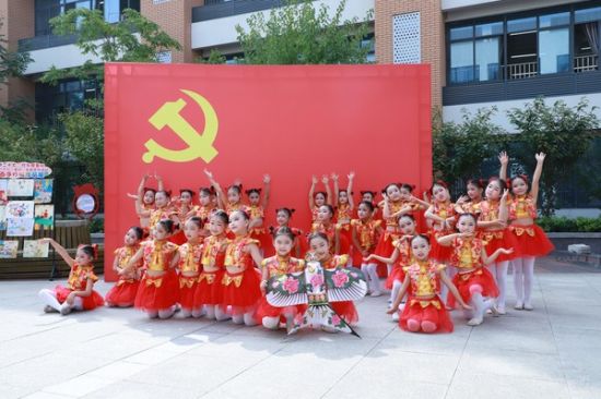 我和党旗合个影 (1).jpg