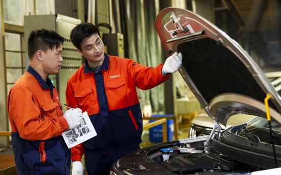 吕义聪（右）生活照