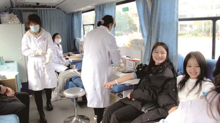 青春鼓动“热血” 爱心温暖寒冬