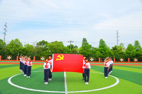 图片1:滁州市扬子路小学少先队开展“我与党旗合个影”活动。