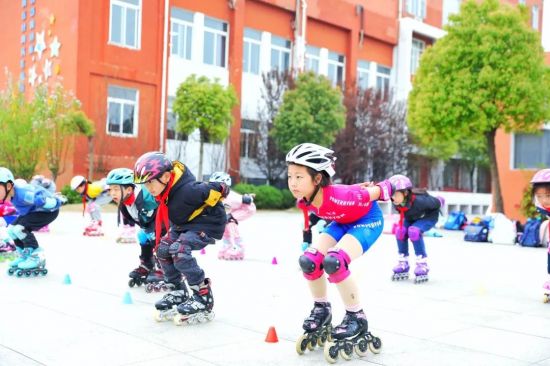 图片2:滁州市扬子路小学趣味轮滑比赛。