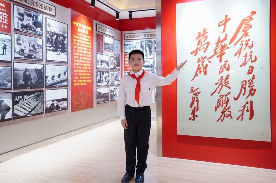 图片6:滁州市扬子路小学红领巾解说员走进党史馆开展党史讲解活动。