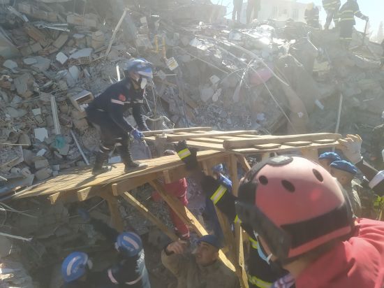 张学海（上）在土耳其大地震救援中