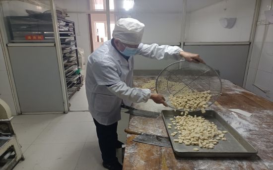 苏俊付制作“猴子糖”