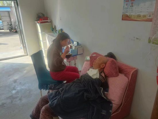 马芹给养父喂饭