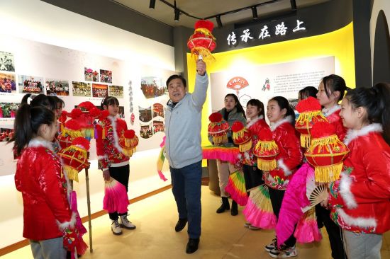 章思林在给学生传授“秧歌灯”表演技巧